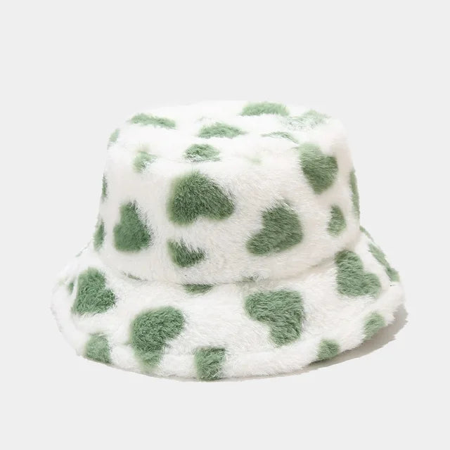 Flauschiger Damen-Bucket-Hut mit Herzmuster, ideal für Wintermode. Weiches Kunstfell, warm und stilvoll. Perfekt für Outdoor-Aktivitäten.