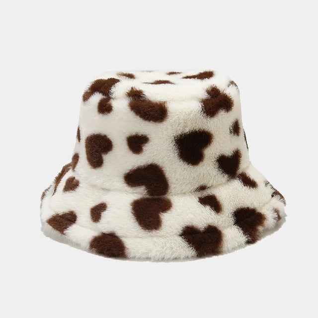 Flauschiger Damen-Bucket-Hut mit Herzmuster, ideal für den Winter. Weiches Kunstfell, warm und stilvoll. Perfekt für Outdoor-Aktivitäten.