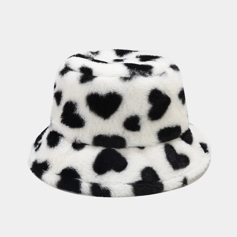 Damen-Bucket-Hut aus Kunstfell mit Herzmuster, flauschig und warm, ideal für den Winter. Modischer, weicher Samt, perfektes Outdoor-Accessoire.