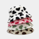 Flauschiger Damen-Bucket-Hut mit Herzmuster, ideal für den Winter. Weiches Kunstfell, warm und stilvoll. Perfekt für Outdoor-Aktivitäten.