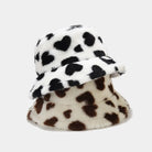 Flauschiger Eimerhut mit Herzmuster, Kunstpelz, warm, ideal für den Winter. Modischer Damenhut, weich und samtig, Outdoor-Accessoire.