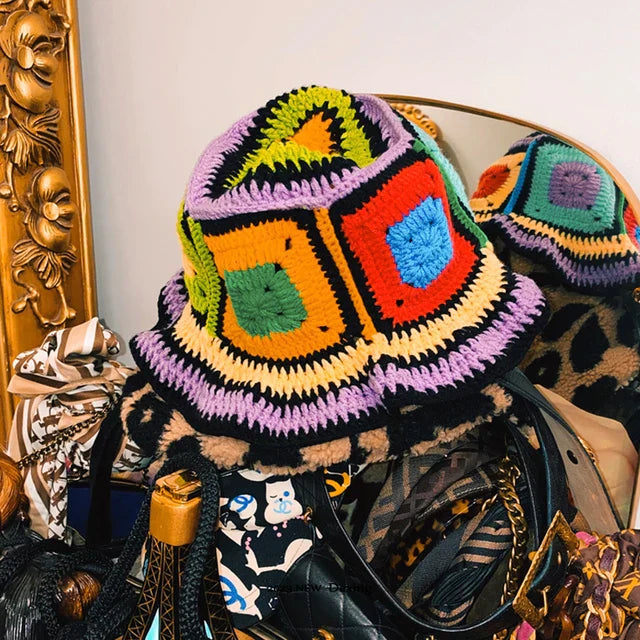 Bunter gehäkelter Bucket Hat mit Blumenmuster, handgemacht für Damen. Perfekt für Frühling und Sommer. Trendiges Accessoire, koreanischer Stil.