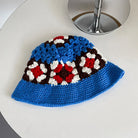 Handgefertigter Häkel-Bucket-Hut mit Blumenmuster in Blau, Rot und Weiß. Perfekt für Frühling und Sommer. Modisches Accessoire für Damen.