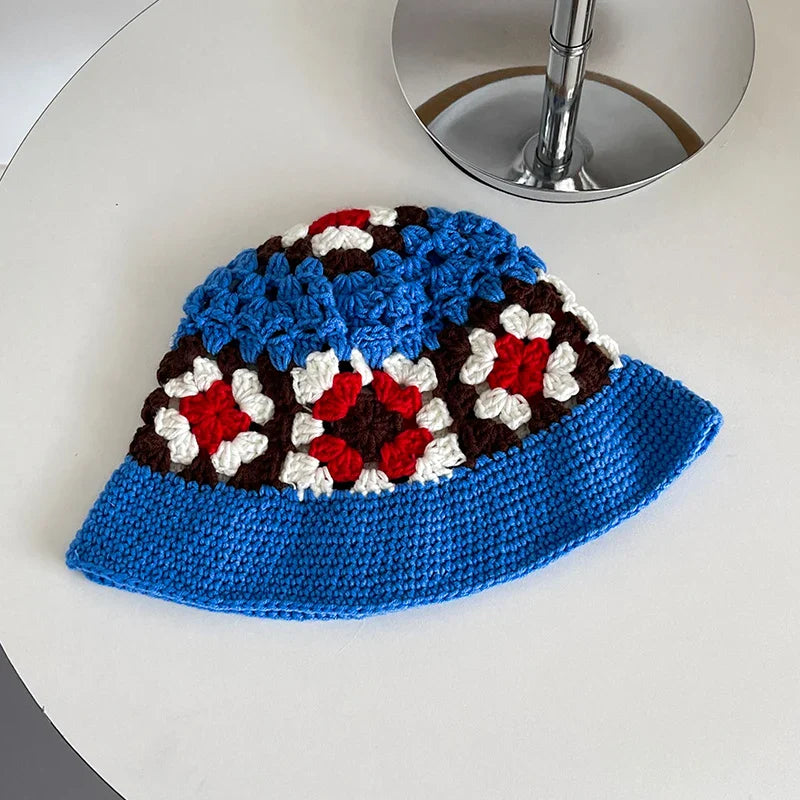 Handgefertigter Häkel-Bucket-Hut mit Blumenmuster in Blau, Rot und Weiß. Perfekt für Frühling und Sommer. Modisches Accessoire für Damen.
