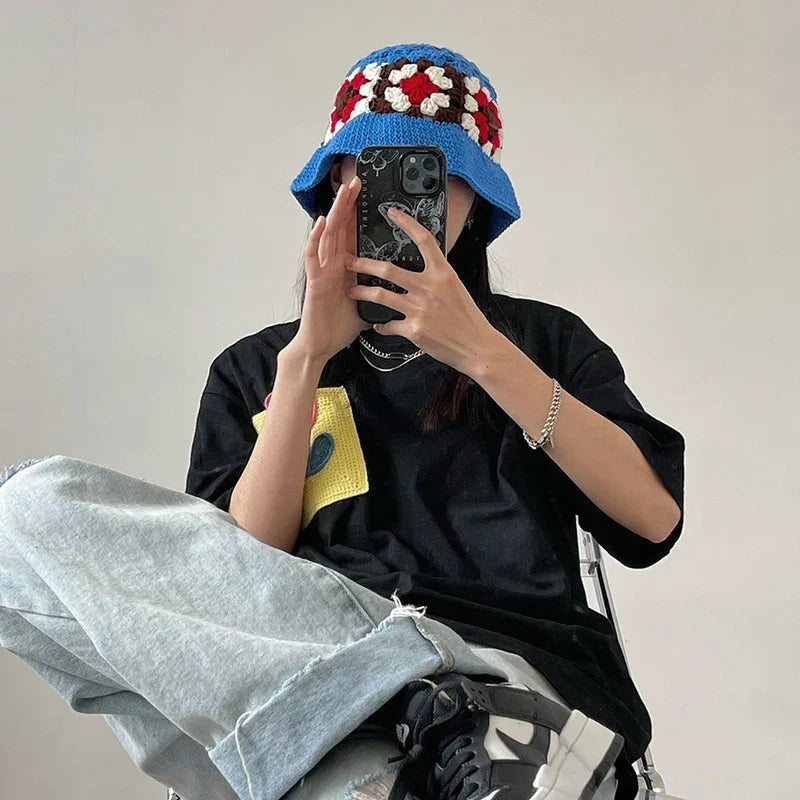 Häkel-Bucket-Hat mit Blumenmuster, handgemacht, ideal für Frühling und Sommer. Modisches Accessoire, inspiriert von koreanischem Stil.