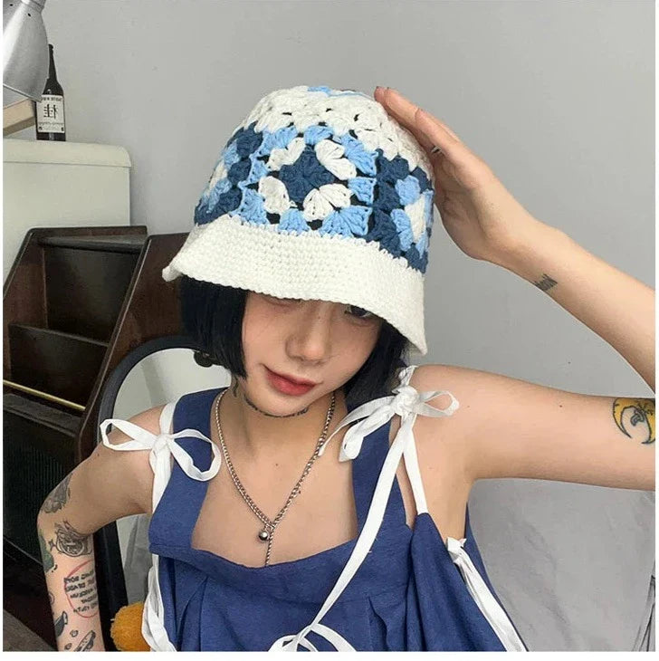 Handgefertigter Häkel-Bucket-Hut mit Blumenmuster in Blau und Weiß, ideal für Frühling und Sommer. Modisches Accessoire für Damen.