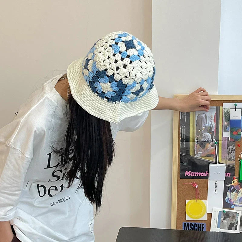 Handgefertigter Häkel-Bucket-Hut mit Blumenmuster, ideal für Damen im Frühling und Sommer. Modisches Accessoire, koreanischer Stil.
