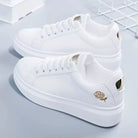 Weiße Damen-Sneaker mit gestickter Blumenverzierung, atmungsaktiv und lässig. Perfekt für Frühling und Herbst. Bequeme, modische Schuhe.
