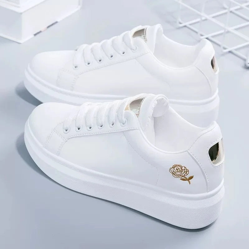 Weiße Damen-Sneaker mit gestickter Blumenverzierung, atmungsaktiv und lässig. Perfekt für Frühling und Herbst. Bequeme, modische Schuhe.