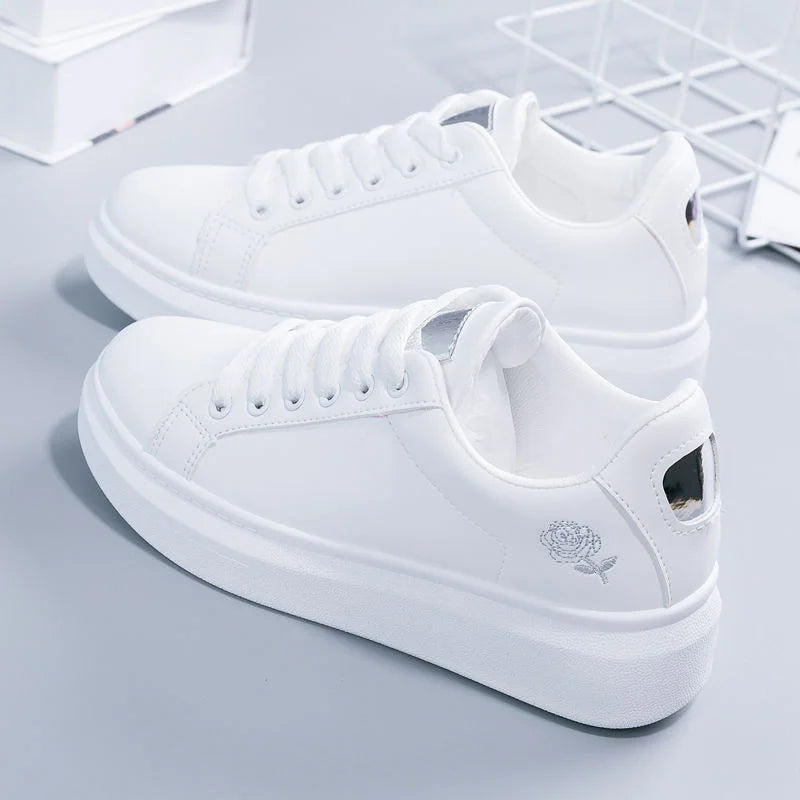 Weiße Damen-Sneaker mit Blumenstickerei, atmungsaktiv und lässig. Perfekt für Frühling und Herbst. Modische, bequeme Schuhe für jeden Tag.