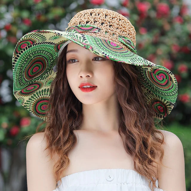 Moderner Sommer-Strohhut für Damen, ideal für Strand und Sonne. Bietet UV-Schutz, stilvolles Design mit breiter Krempe und buntem Muster.