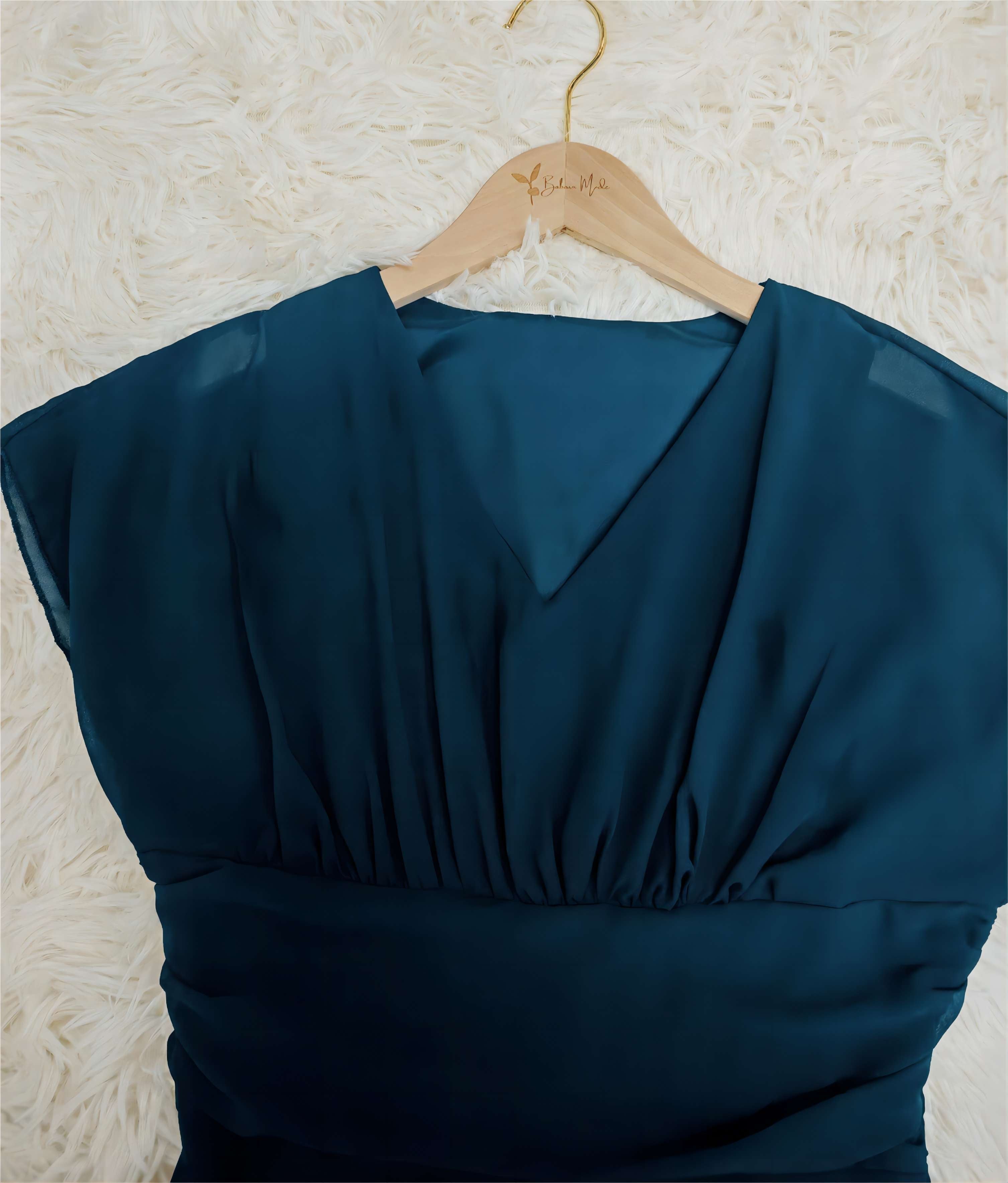 Elegantes, blaues Abendkleid aus Seide auf einem Kleiderbügel, ideal für besondere Anlässe. Hochwertige Mode, stilvoll und zeitlos.