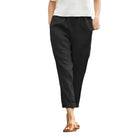 Schwarze Damenhose aus Baumwolle-Leinen, oversized, mit elastischem Bund und Taschen. Perfekt für lässige Frühlingsoutfits.