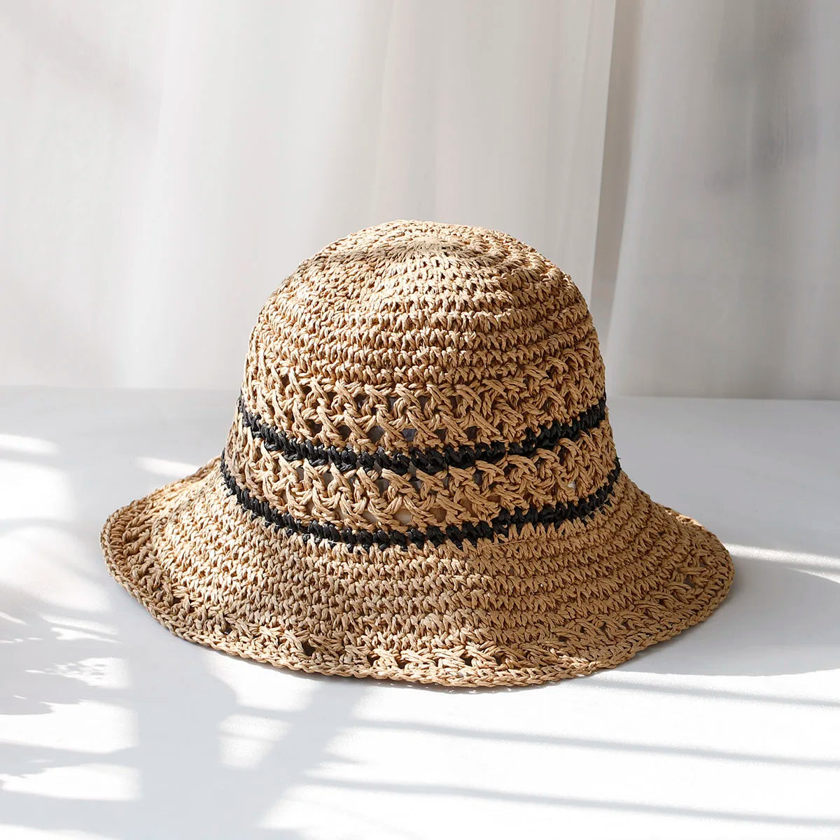 Strohhut Damen 2024: Handgefertigter Häkel-Bucket-Hat mit UV-Schutz, ideal für Sommer und Strand. Modischer Fischerhut mit Streifen.