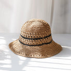 Strohhut Damen 2024: Handgefertigter Häkel-Bucket-Hat mit UV-Schutz, ideal für Sommer und Strand. Modischer Fischerhut mit Streifen.