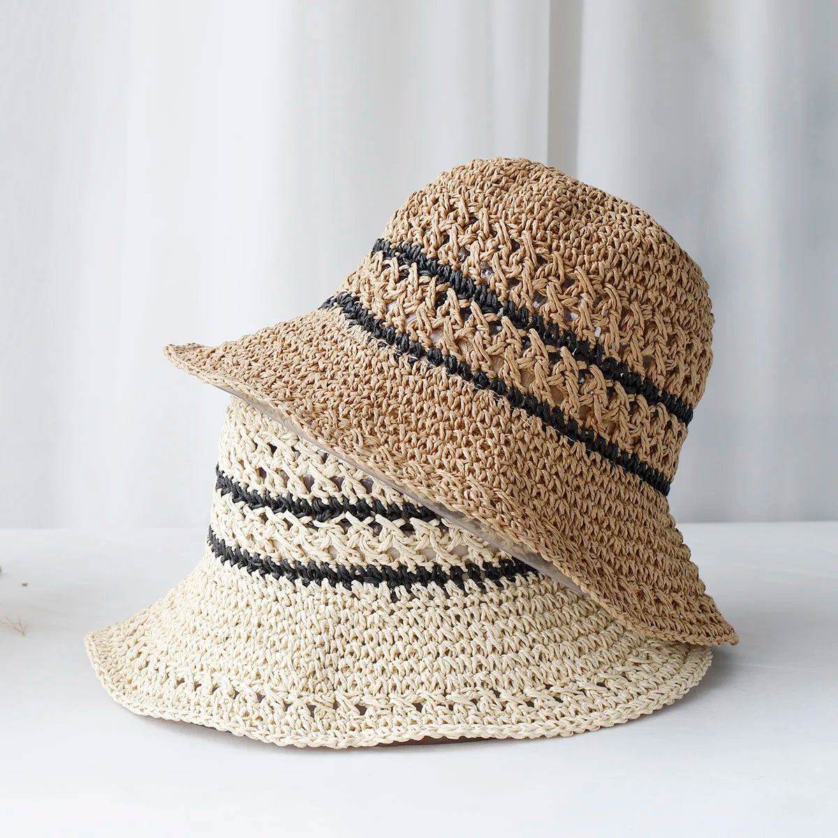 Damen Strohhut 2024: Handgefertigter Häkel-Bucket-Hat mit UV-Schutz, gestreiftem Design, ideal für Sommer und Strand.