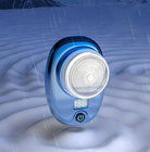 Blauer elektrischer Rasierer im Regen, kabellos, wasserdicht, LED-Anzeige, ergonomisches Design.