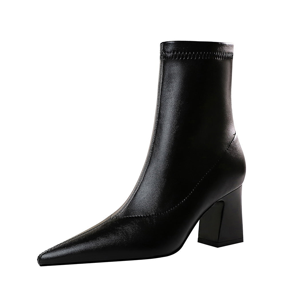 Eleganter schwarzer Damenstiefel mit Blockabsatz und spitzer Zehenpartie. Perfekt für Herbstmode, stilvoll und vielseitig kombinierbar.