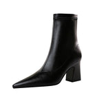 Eleganter schwarzer Damenstiefel mit Blockabsatz und spitzer Zehenpartie. Perfekt für Herbstmode, stilvoll und vielseitig kombinierbar.