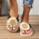 Damen-Sandalen mit Sonnenblumen-Design, ideal für Sommermode. Bequeme, stilvolle Schuhe für Freizeit und Strand. Perfekt für warme Tage.