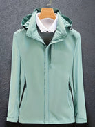 Elegante mintgrüne Herrenjacke mit Kapuze, wasserabweisend, ideal für Outdoor-Aktivitäten. Stilvoller Look, perfekt für Frühling und Herbst.