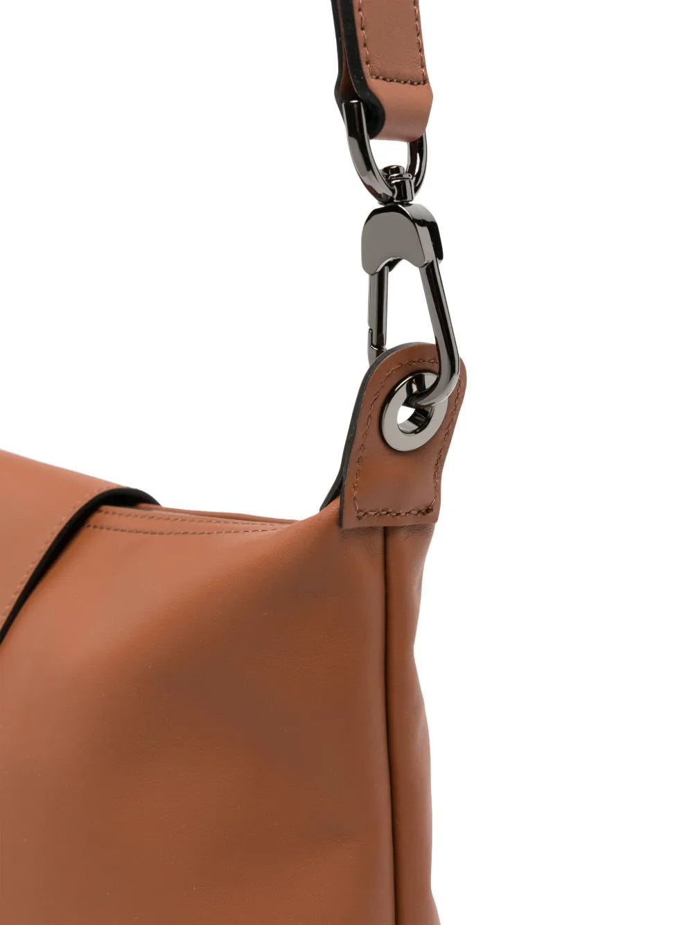 Braune Ledertasche mit silbernem Karabinerhaken, modisches Accessoire, hochwertige Verarbeitung.
