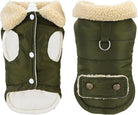 Grüner Hundemantel mit Kunstfellkragen, Druckknöpfen und Tasche. Warme Hundebekleidung, ideal für kalte Tage. Haustiermode, Wintermantel.
