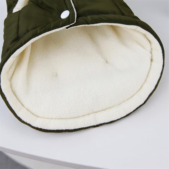 Grüner Hundemantel mit weichem Fleecefutter, ideal für kalte Wintertage. Robustes Design, warm und bequem für Haustiere. Perfekt für Spaziergänge.