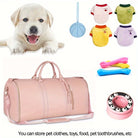 Hundezubehör-Set: Rosa Reisetasche, bunte Hundepullover, Kauspielzeug, Futterstation und Hundebürste. Perfekt für Haustierbedarf unterwegs.