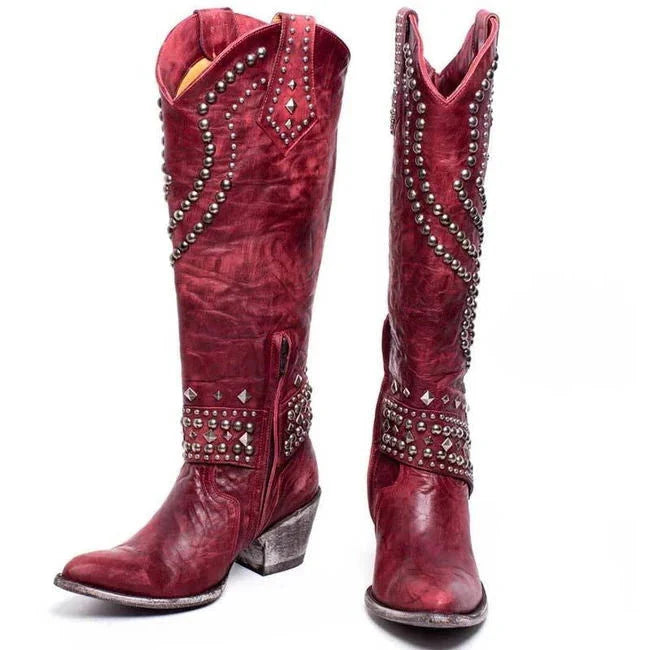 Rote Cowboystiefel mit Nieten, Leder, Westernstil, Damenmode, Vintage-Look, robust, modisch, ideal für Country-Events und Festivals.