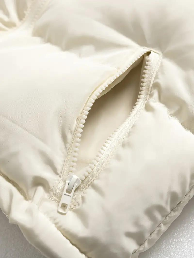 Weiße Daunenjacke mit Reißverschluss, hochwertiges Material, stilvolles Design, ideal für kalte Wintertage, modische Winterbekleidung.