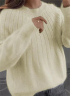 Damenpullover aus weichem Strick in Cremeweiß, ideal für Herbstmode. Bequemer, stilvoller Pullover für kühle Tage. Perfekt für Casual-Looks.