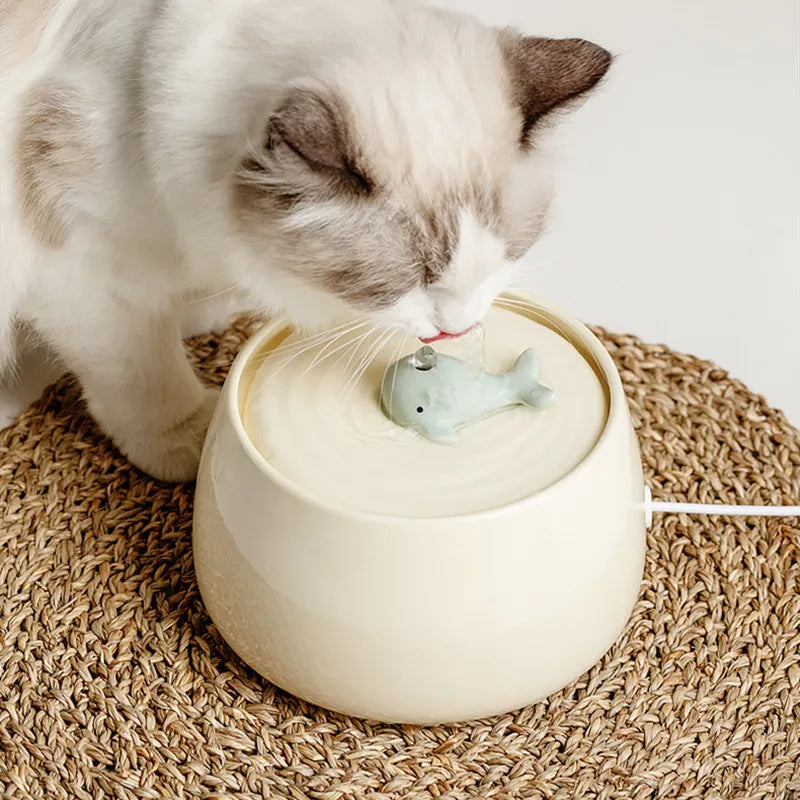Katzentrinkbrunnen mit Fischdesign, ideal für Haustiere. Innovativer Wasserspender, fördert Hydration. Perfekt für Katzenliebhaber und Tierpflege.