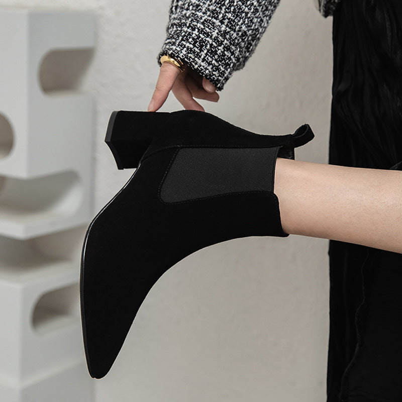Elegante schwarze Chelsea-Boots aus Wildleder mit Blockabsatz, ideal für Damenmode. Perfekt für Herbst- und Winteroutfits. Hochwertige Verarbeitung.