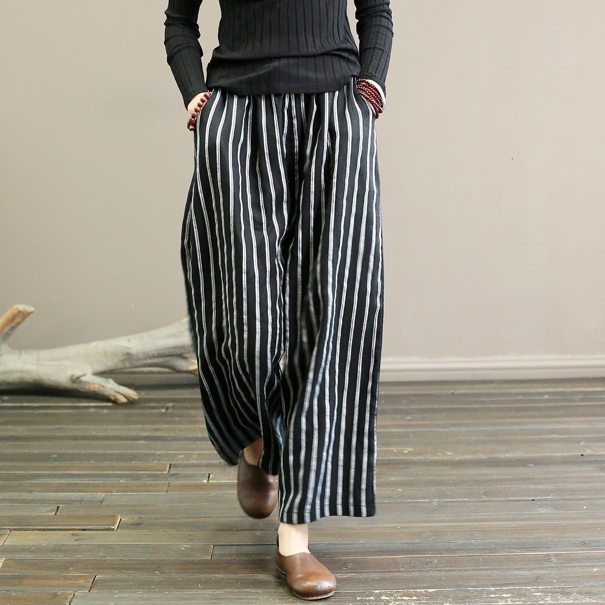Damenhose mit vertikalen Streifen, weit geschnitten, aus Baumwolle. Modische, bequeme Freizeithose für stilvolle Outfits.