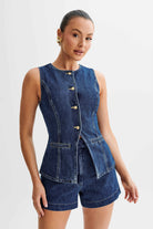 Ärmellose Damen-Jeansweste mit Knopfleiste und Taschen, kombiniert mit passenden Jeansshorts. Perfekt für modische Sommer-Outfits.