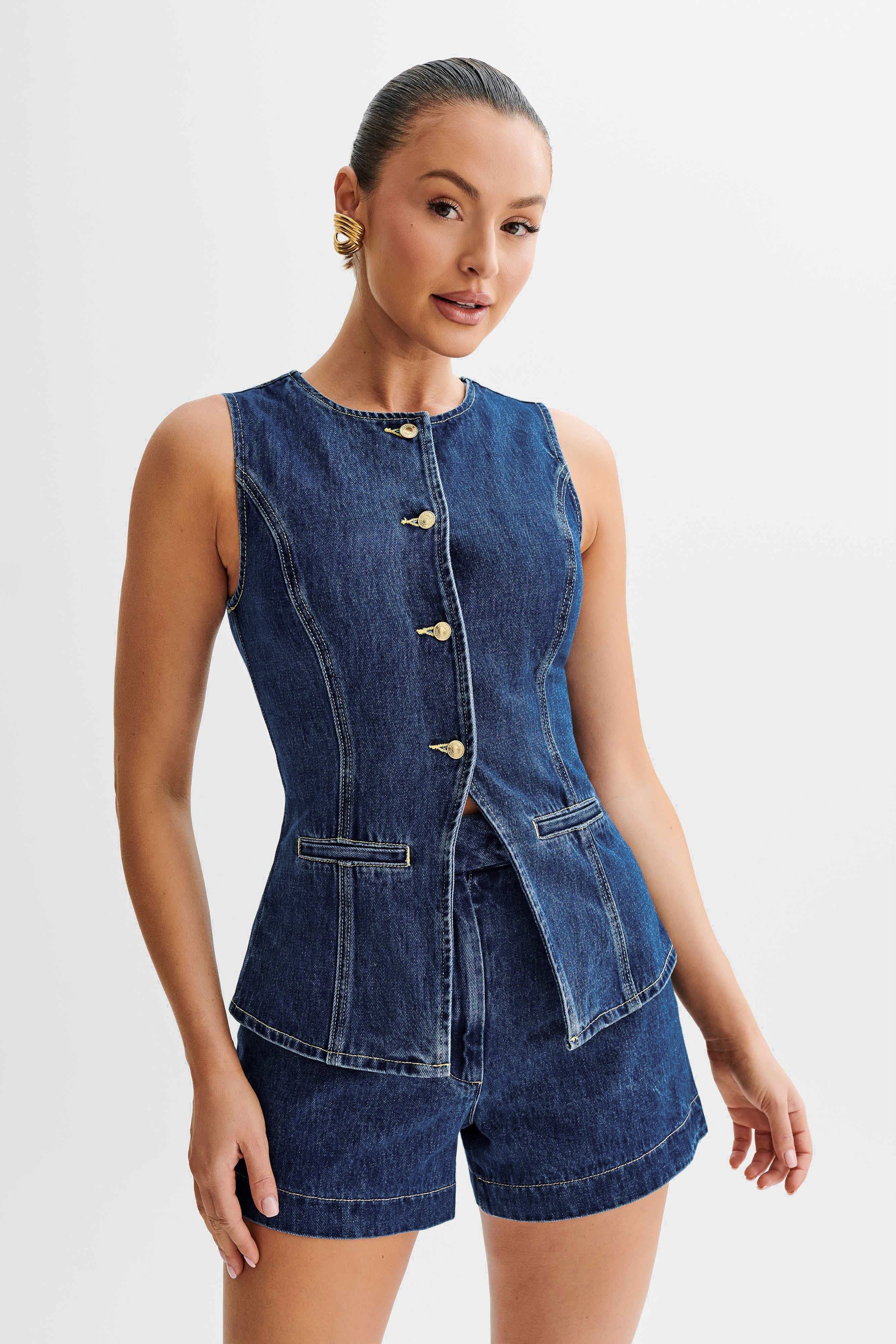 Ärmellose Damen-Jeansweste mit Knopfleiste und Taschen, kombiniert mit passenden Jeansshorts. Perfekt für modische Sommer-Outfits.