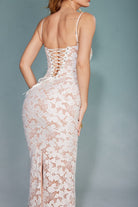 Elegantes weißes Spitzenkleid mit Schnürung am Rücken, figurbetont und ärmellos. Perfekt für besondere Anlässe und Abendveranstaltungen.