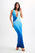 Elegantes blaues Abendkleid mit Farbverlauf, ärmellos und tiefem V-Ausschnitt. Perfekt für besondere Anlässe und modische Events.