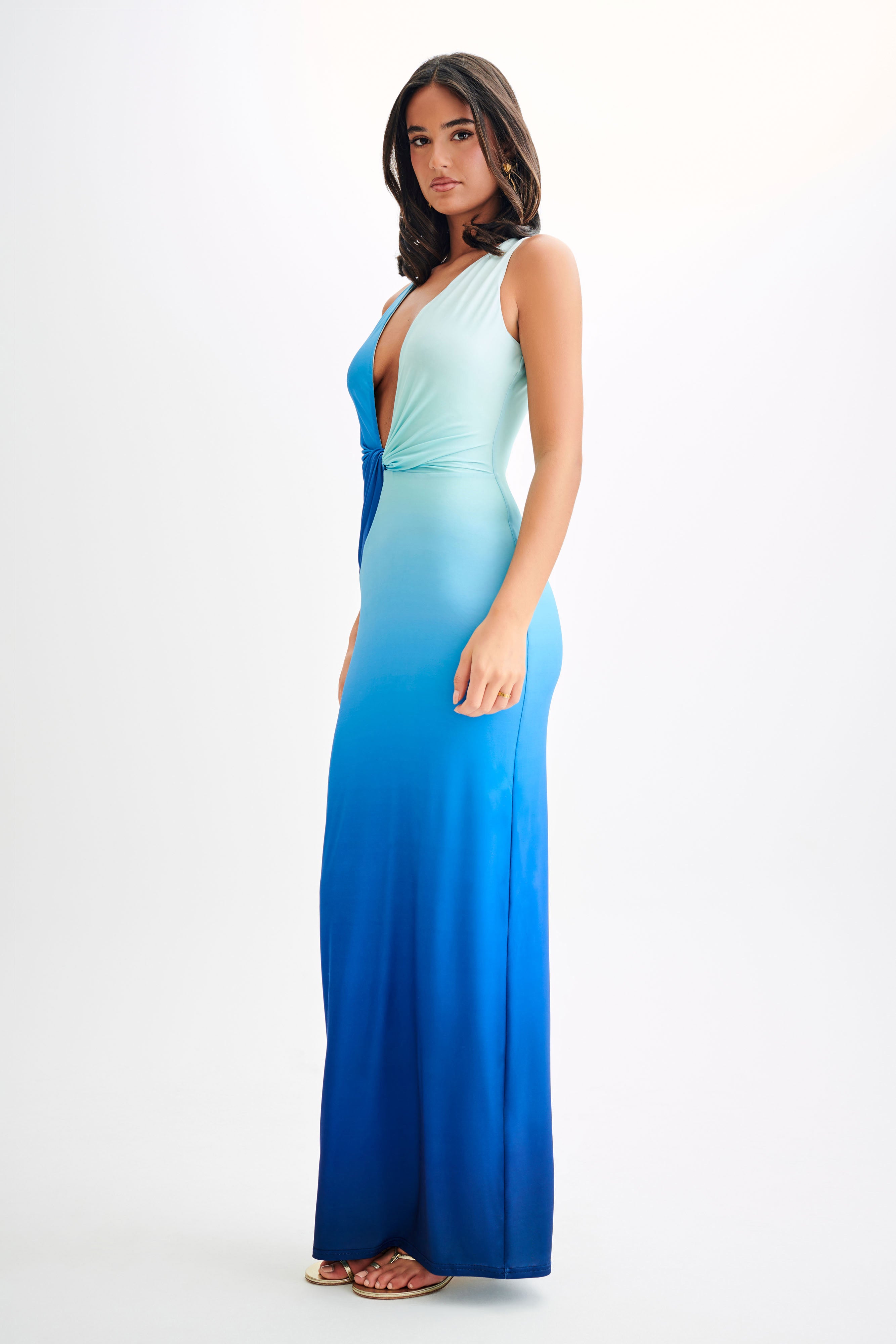 Frau in elegantem, blau-weißem Ombre-Maxikleid mit tiefem V-Ausschnitt. Perfekt für Abendmode, Sommerkleider, stilvolle Damenmode.