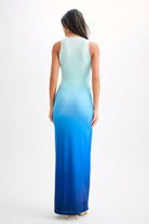 Frau in elegantem, blauem Ombre-Maxikleid, Rückansicht. Perfekt für Abendmode, Sommerkleider, stilvolle Damenmode.