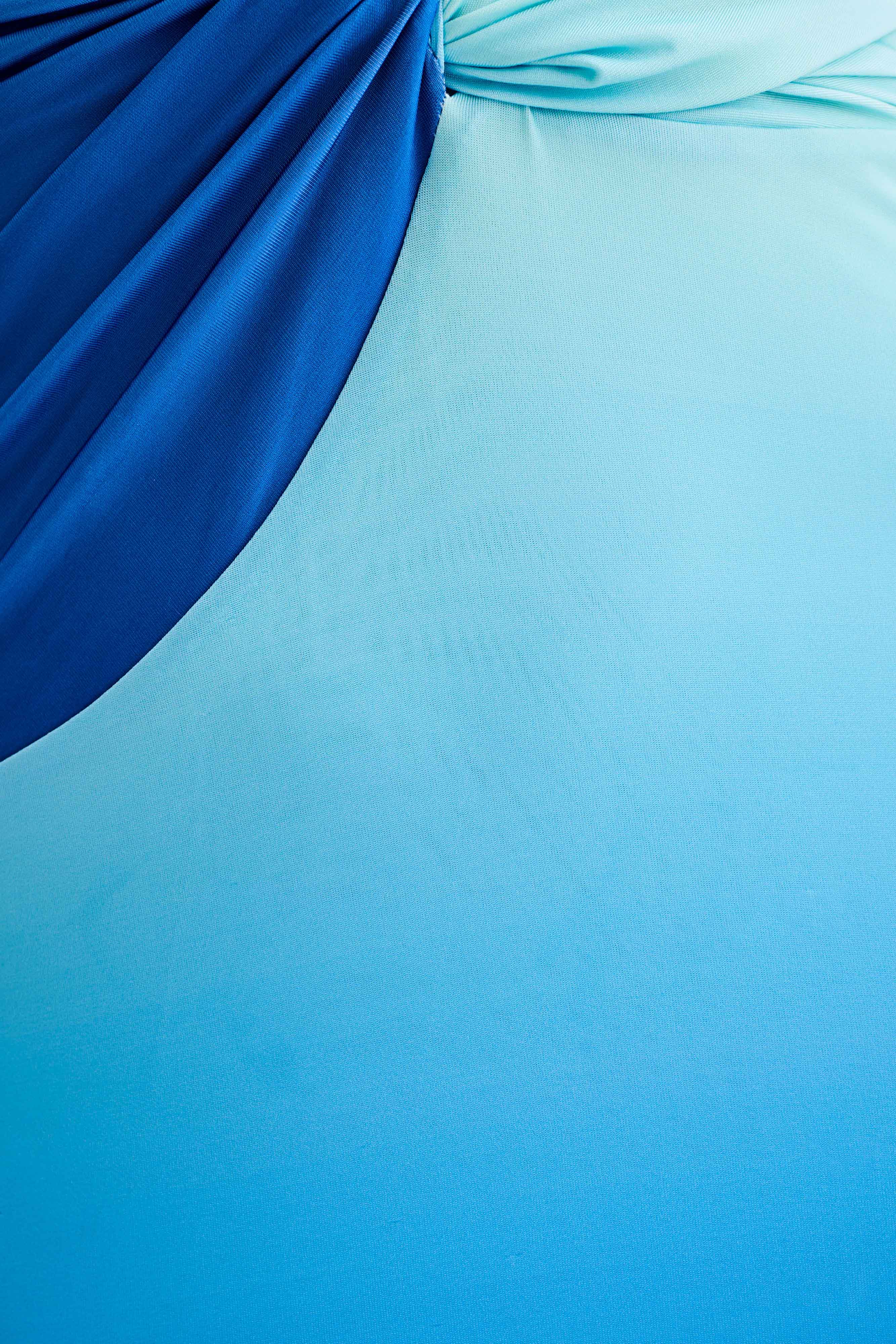 Blaues Ombre-Kleid mit Drapierung, elegantes Design, hochwertiger Stoff, modisches Abendkleid, ideal für besondere Anlässe und Events.