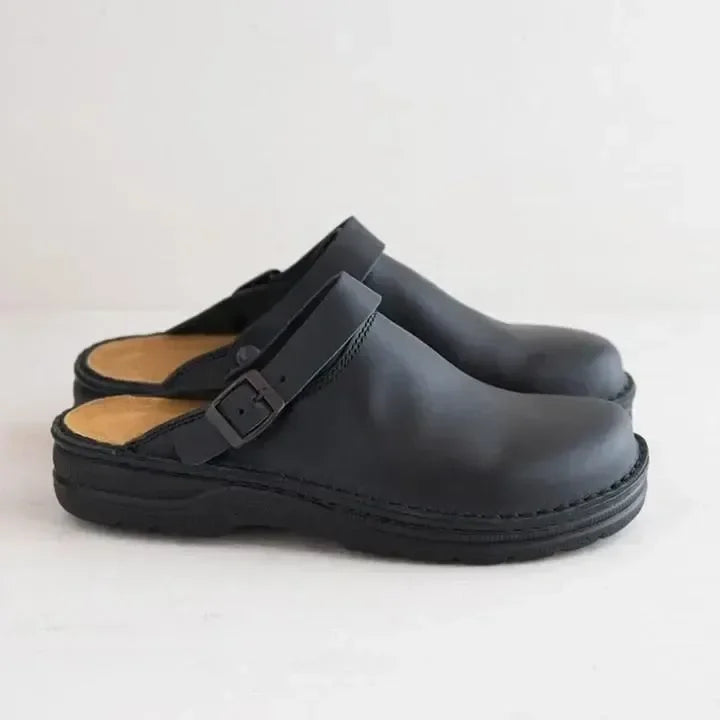 Schwarze Ledersandalen mit verstellbarem Riemen, ergonomischem Design und rutschfester Sohle. Ideal für Komfort und Stil im Alltag.