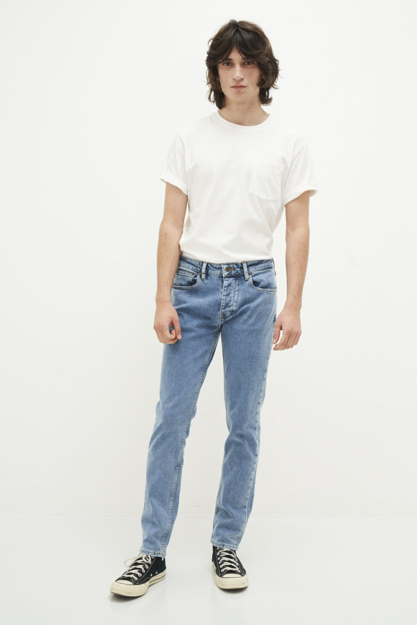 Mann in weißem T-Shirt und blauer Jeans, lässiger Look, Modefotografie, Vintage-Stil.