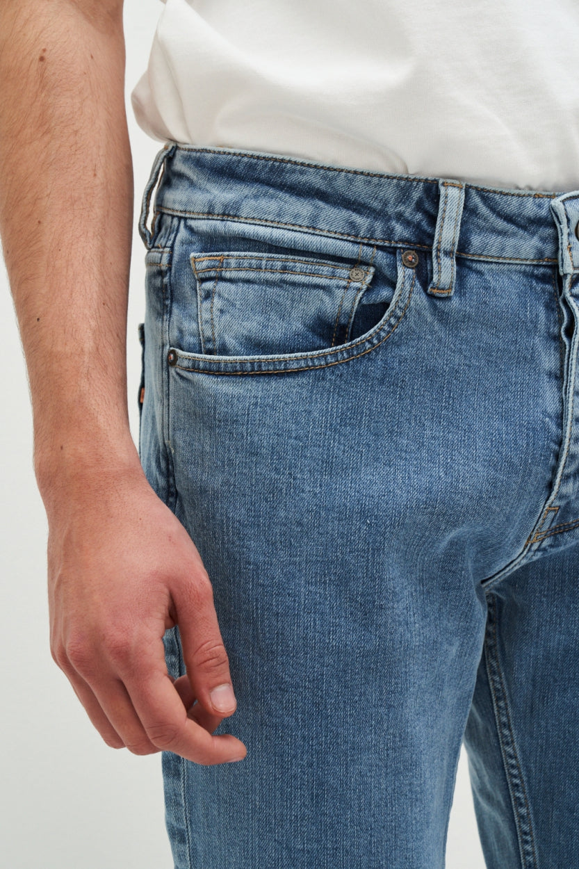Mann in blauer Jeans und weißem T-Shirt, Nahaufnahme, lässige Mode, Denim-Style.