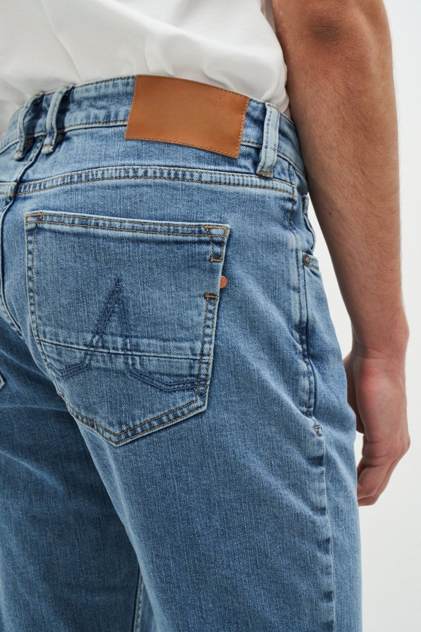 Herren-Jeans in Vintage-Blau, Baumwolle, Lederetikett, klassische Passform, modisch, robust.