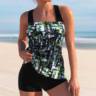 Frau am Strand in modischem Tankini mit geometrischem Muster, ideal für Sommer und Strandmode. Hochwertige Bademode, stilvoll und bequem.