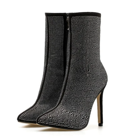 Schwarze Stiefeletten mit Strasssteinen, spitzer Zehenpartie und hohem Absatz. Perfekt für elegante Anlässe und modische Outfits.