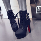 Schwarze Damen-Stiefeletten mit Schnürung und Schnallen, hoher Absatz, modisch und elegant, ideal für Herbst- und Winteroutfits.