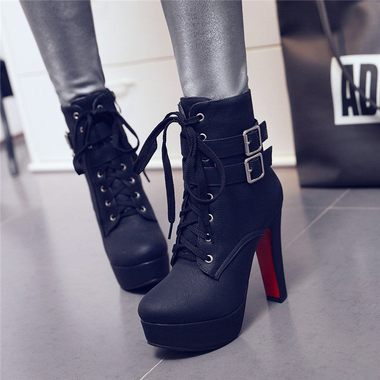 Schwarze Damen-Stiefeletten mit Schnürung und Schnallen, hoher Absatz, modisch und elegant, ideal für Herbst- und Winteroutfits.